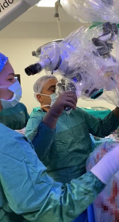 Beynindeki tümör konuşarak çıkarıldı