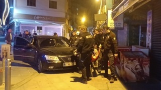 Bıçaklanan 3 kişi yaralı halde otomobile binip kaçtı