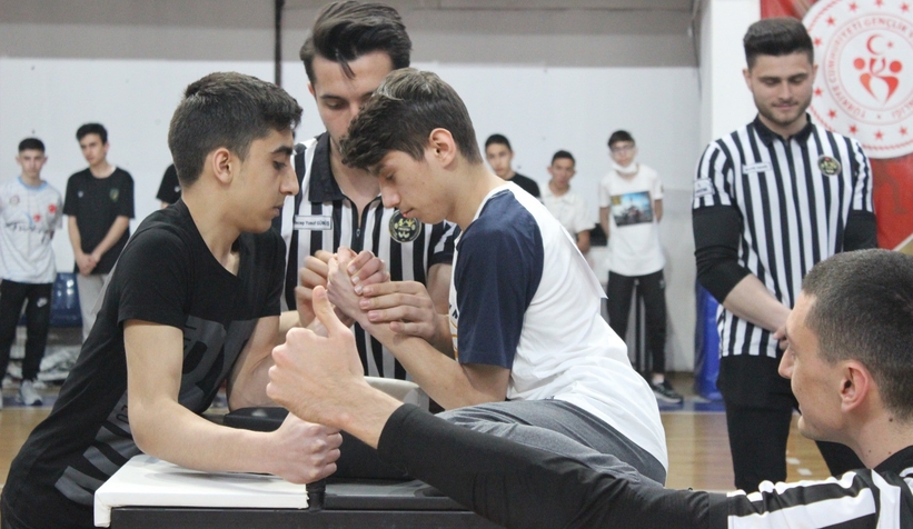  Bilek güreşi grup müsabakaları başladı