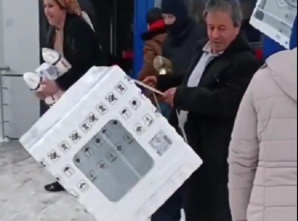 BİM'i kadın çoluk çocuk yağmaladılar