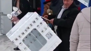 BİM'i kadın çoluk çocuk yağmaladılar