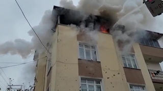 Binanın çatı katı alevlere teslim oldu
