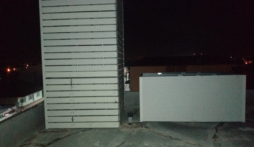Binanın çatısına gece baz istasyonu kondurdular