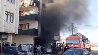 Binanın zemin katında çıkan yangın korkuttu