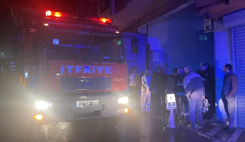 Binaya düşen yıldırım mahalleyi sokağa döktü