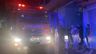 Binaya düşen yıldırım mahalleyi sokağa döktü