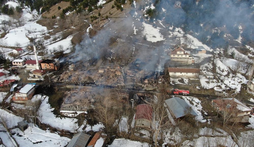 Bir köy felaketi yaşadı; 7 ev, 7 ahır, 12 hayvan, 1 traktör ve 1 cami yandı