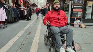 Bir sivilce tekerlekli sandalyeye mahkum etti