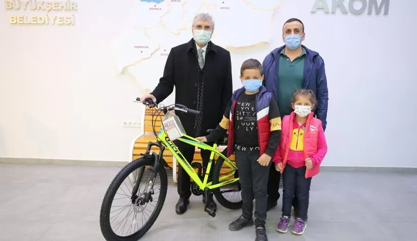 Bisikleti çalınan Yiğit'e yeni bisiklet hediye etti