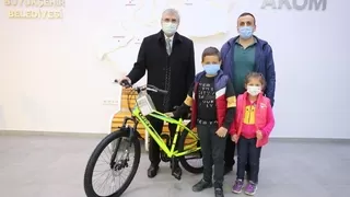 Bisikleti çalınan Yiğit'e yeni bisiklet hediye etti