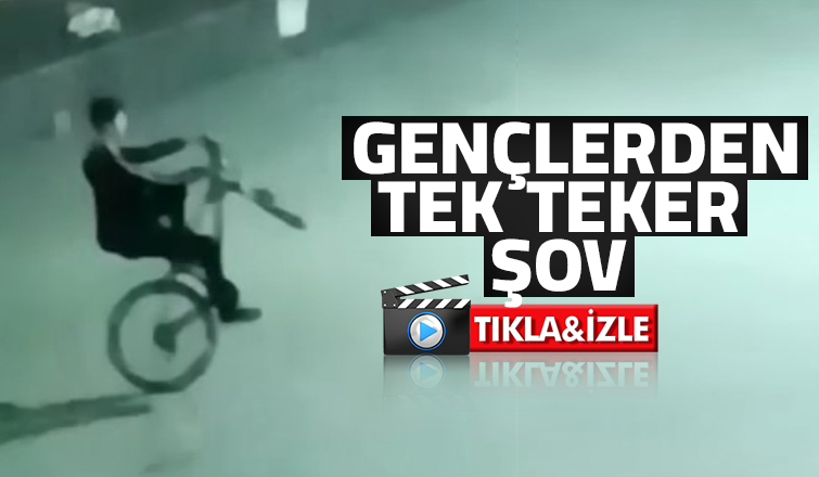 Bisikletli gençlerden tek teker şov