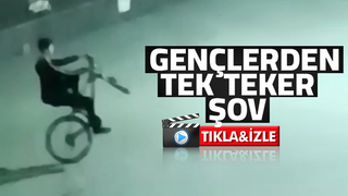 Bisikletli gençlerden tek teker şov
