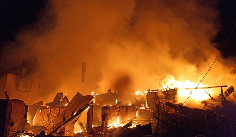 Bitişik haldeki 5 ev yandı