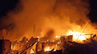 Bitişik haldeki 5 ev yandı