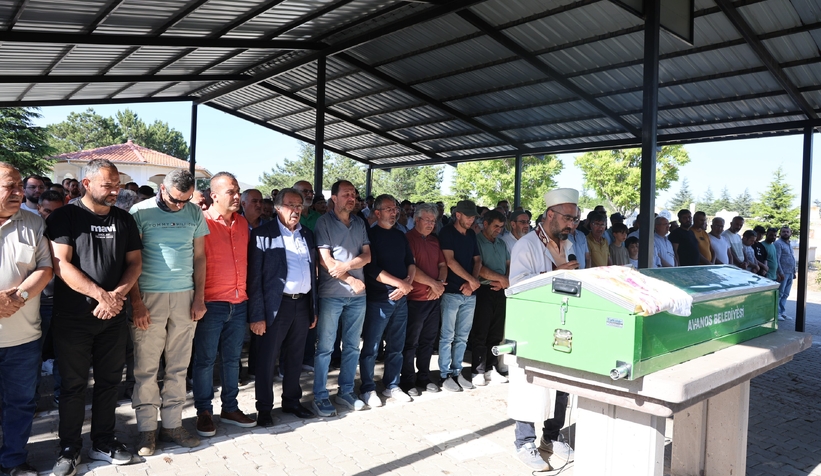 Boğazına erik kaçan 7 yaşındaki Hiranur toprağa verildi