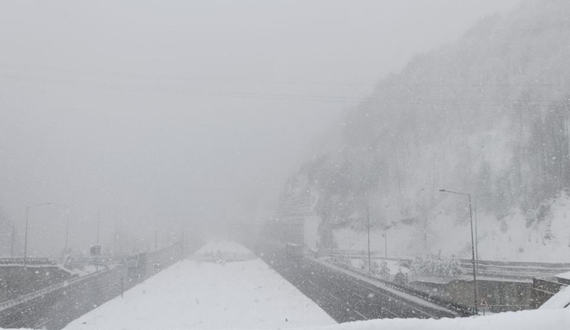 Bolu Dağı geçişinde kar etkisini artırdı