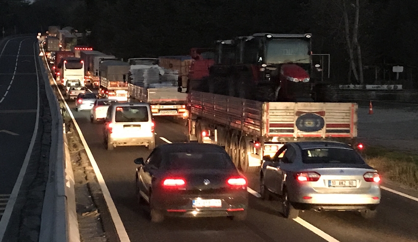 Bolu Dağı Tüneli kapandı, kilometrelerce kuyruk oluştu