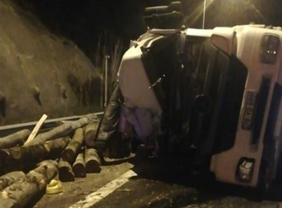 Bolu Dağı Tüneli’nde tomruk yüklü kamyon devrildi