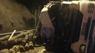 Bolu Dağı Tüneli’nde tomruk yüklü kamyon devrildi