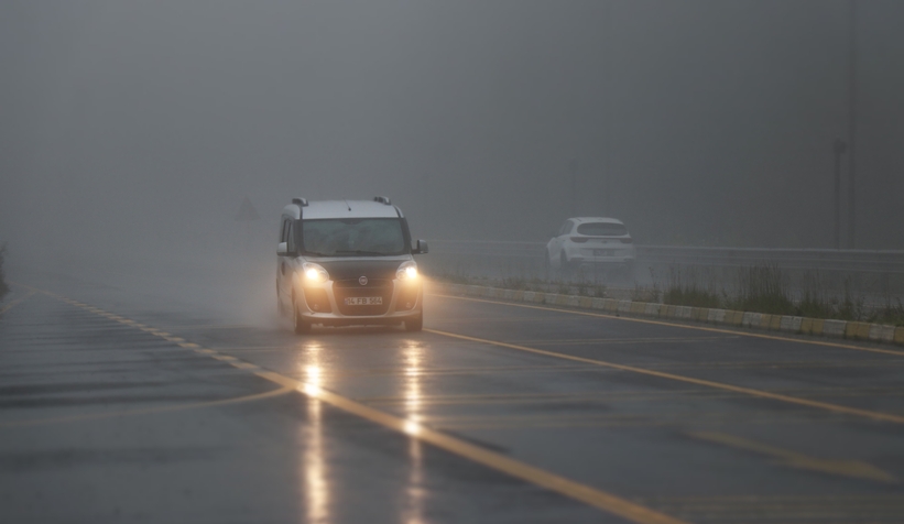Bolu Dağı’nda sis ve sağanak yağış etkili oluyor