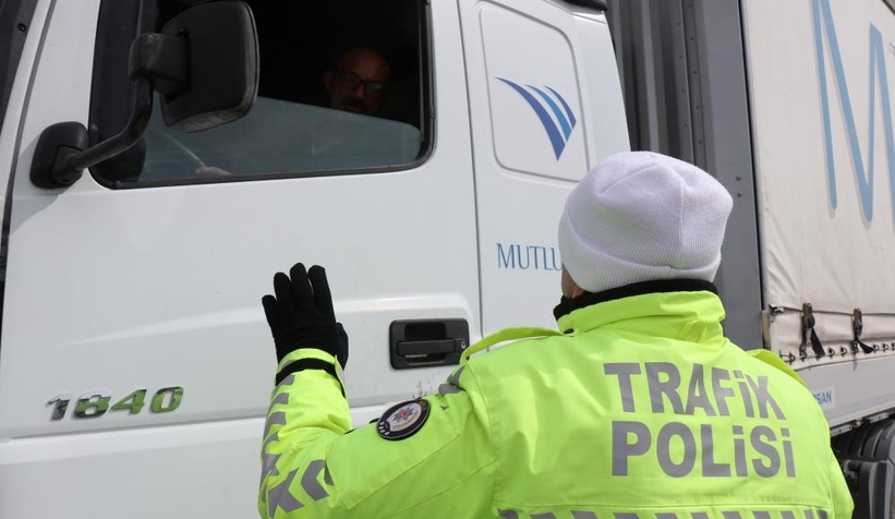 Bolu’da tır ve kamyonların İstanbul’a gidişine izin verilmiyor
