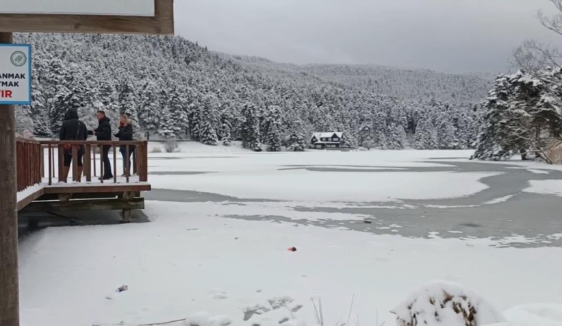Bolu’nun incisi Gölcük buz tuttu