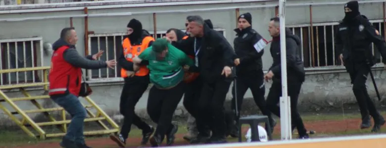 Boluspor-Sakaryaspor maçında tribünler karıştı