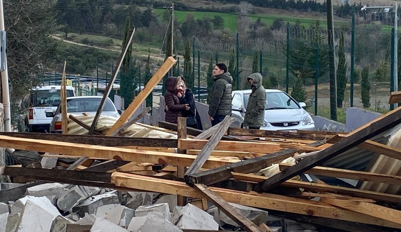 Borç alarak yaptırdığı çatısı uçtu, dakikalarca gözyaşı döktü