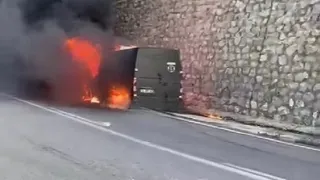 Börek dolu minibüs yandı