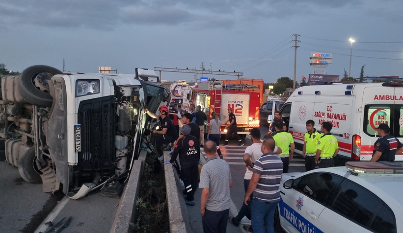 Boru yüklü tır devrildi: 2 yaralı