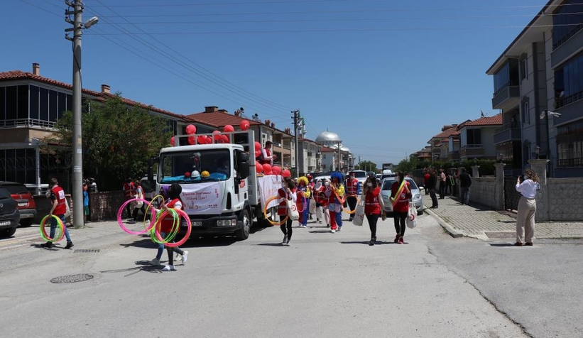 Boş kalan sokakları şenlik alanına çevirdiler