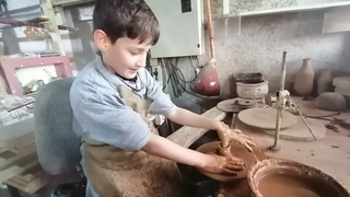 Boş kalan zamanlarında çömlek yapıyor