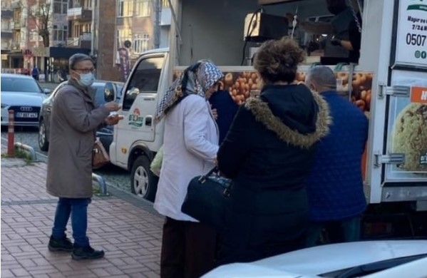 Boşanma davasını kazanınca sevinçten lokma dağıttı