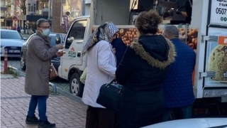 Boşanma davasını kazanınca sevinçten lokma dağıttı