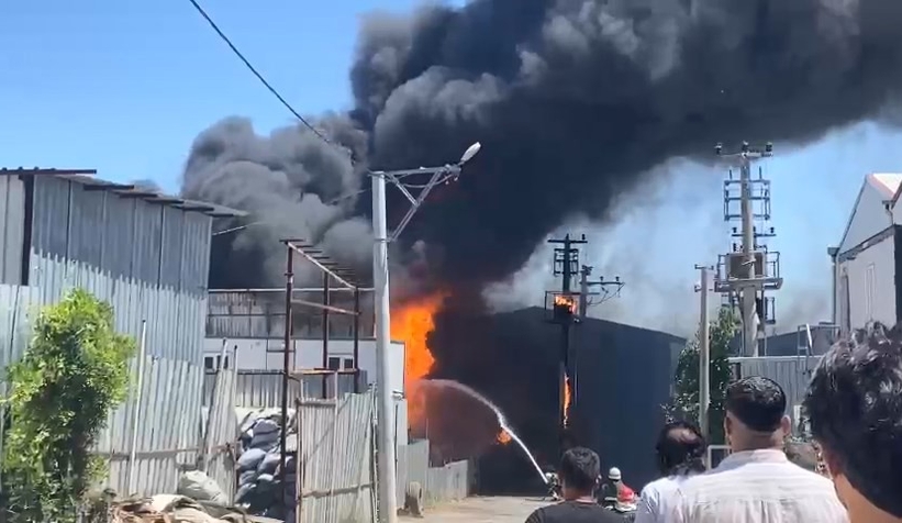 Boya fabrikası alev alev yandı