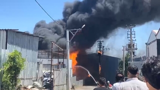 Boya fabrikası alev alev yandı