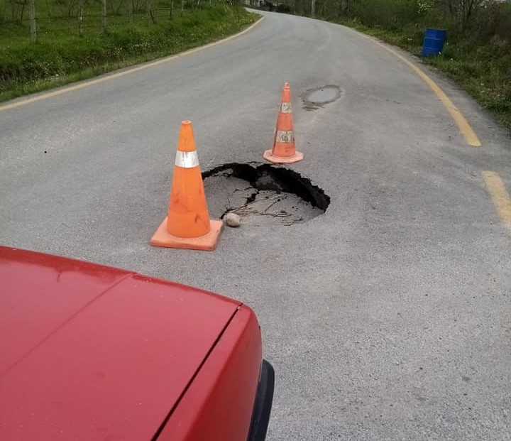 Bu çukur kazaya davetiye çıkarıyor