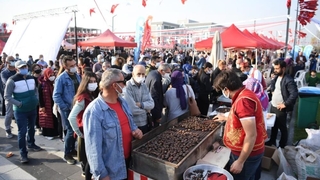 Bu festivalde 2 ton kestane ücretsiz dağıtıldı