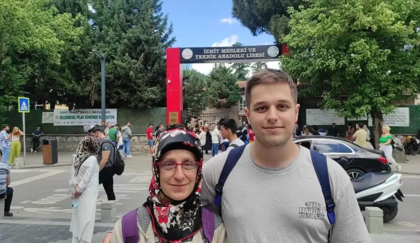 Bu sefer roller değişti, anne sınavdayken çocuğu dışarıda bekledi