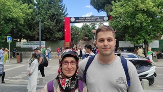 Bu sefer roller değişti, anne sınavdayken çocuğu dışarıda bekledi