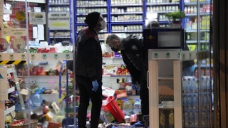 Büfede silahla vuruldu