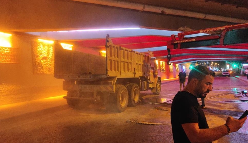 Buldozer yüklü kamyon alt geçidin tavanına çarpıp devrildi