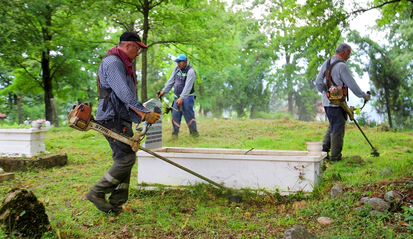 Büyükşehir 440 mezarlığı bayrama hazırladı