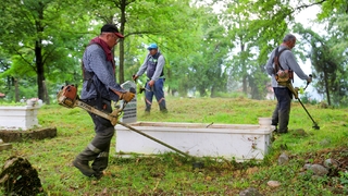 Büyükşehir 440 mezarlığı bayrama hazırladı