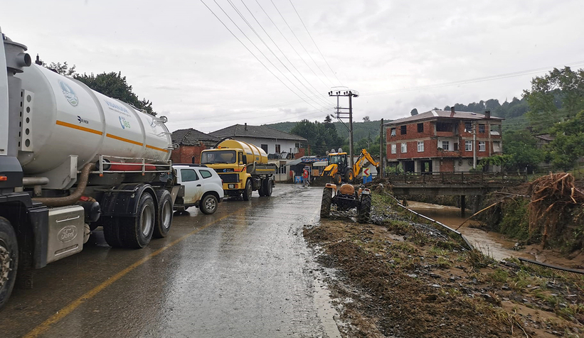 Büyükşehir afet bölgesinde yaraları sarıyor
