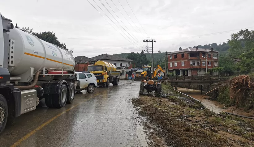 Büyükşehir afet bölgesinde yaraları sarıyor