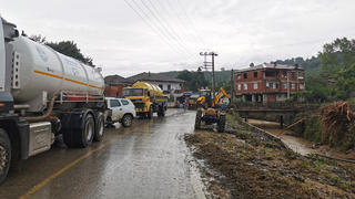 Büyükşehir afet bölgesinde yaraları sarıyor