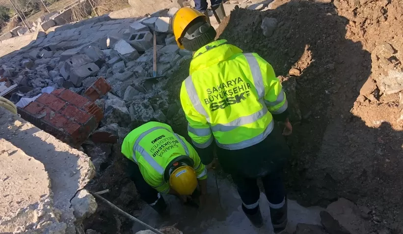 Büyükşehir altyapı hizmetlerini deprem bölgesinde sürdürüyor.