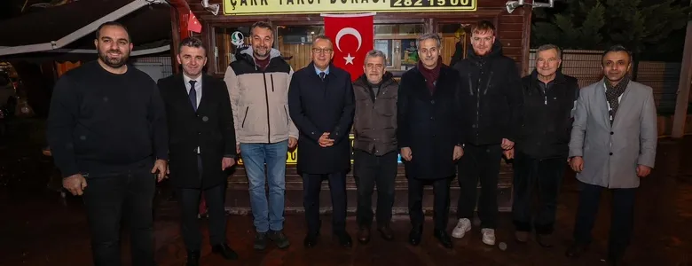 Büyükşehir Belediye Başkanı Yusuf Alemdar, Adapazarı Belediye Başkanı Mutlı Işıksu ile birlikte Kandil Gecesi’nde vatandaşlarla kucaklaştı.