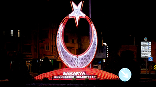 Büyükşehir caddelere Ay Yıldız’la güzellik kattı